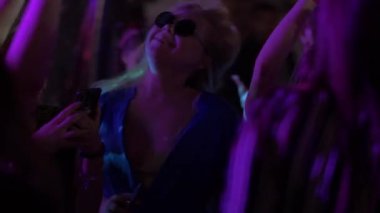 Yaz aylarında bir gece kulübünde parti