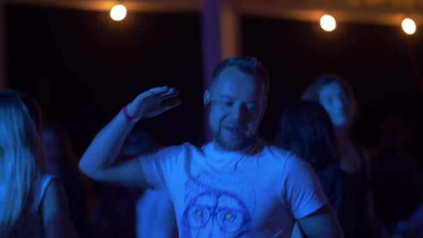 Impreza w nocnym klubie w lecie — Wideo stockowe