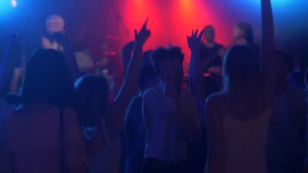 Fiesta en un club nocturno en el verano — Vídeo de stock