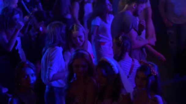 Fiesta en un club nocturno en el verano — Vídeo de stock