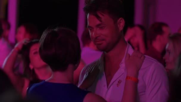 गर्मियों में एक नाइट क्लब में पार्टी — स्टॉक वीडियो