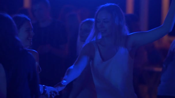 Yaz aylarında bir gece kulübünde parti — Stok video