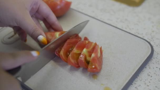 Chica gorda en la cocina — Vídeo de stock