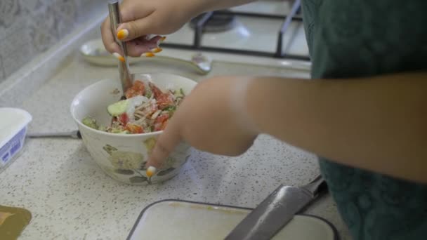 Menina gorda fazendo salada — Vídeo de Stock