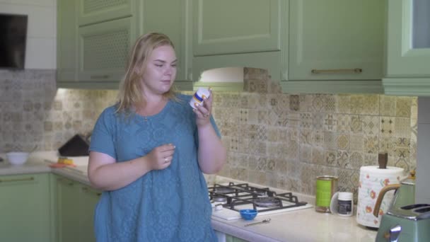 Λίπος κορίτσι φτιάχνοντας σαλάτα — Αρχείο Βίντεο