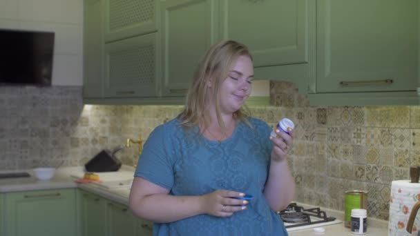 Grosse fille dans la cuisine — Video