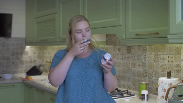 Λίπος κορίτσι στην κουζίνα — Αρχείο Βίντεο
