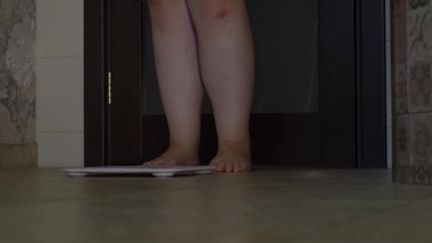 Menina gorda na cozinha — Vídeo de Stock