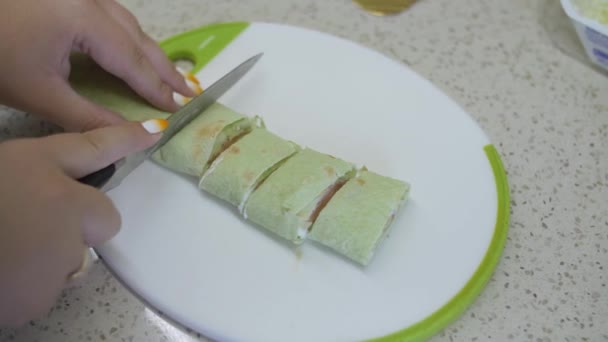 Shawarma con pescado rojo a la parrilla con ensalada de comida rápida — Vídeos de Stock