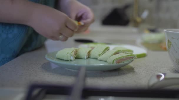 Shawarma con pescado rojo a la parrilla con ensalada de comida rápida — Vídeos de Stock