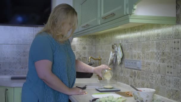 Falling asleep in a bowl of rice — Stock Video