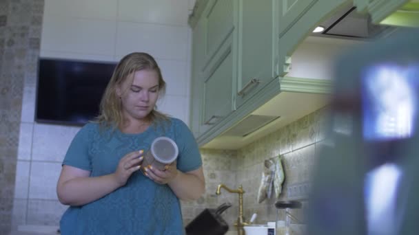 Grosse fille dans la cuisine — Video