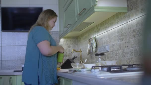 Mujer gorda cocina — Vídeos de Stock