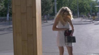 moda kız çantasında rummaging