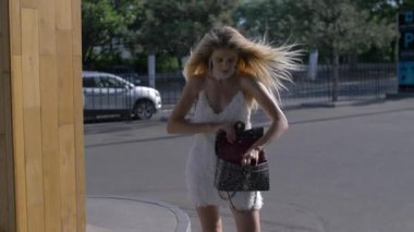moda kız çantasında rummaging