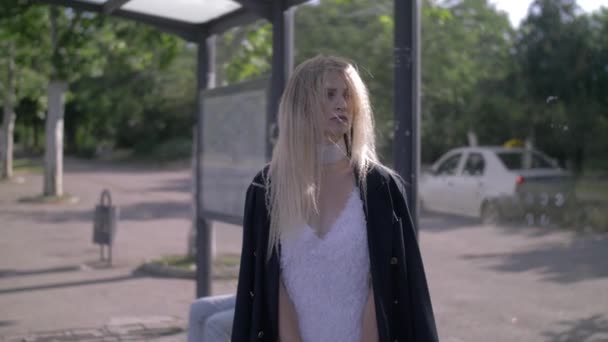 Модная девушка на автобусной остановке — стоковое видео