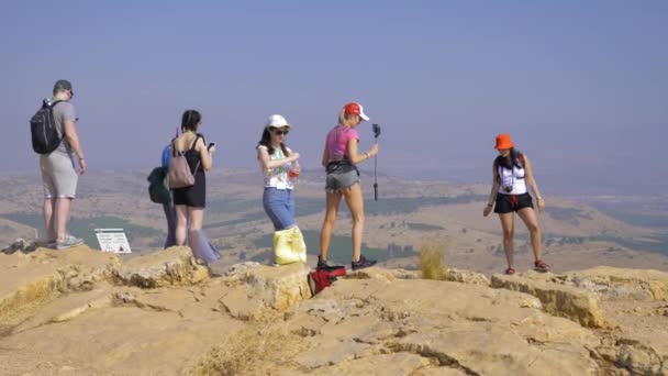 Turistika na hoře, Arbel — Stock video