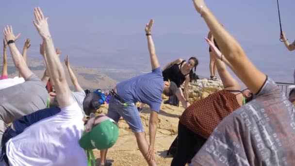 산에서 하이킹, 아벨 — 비디오