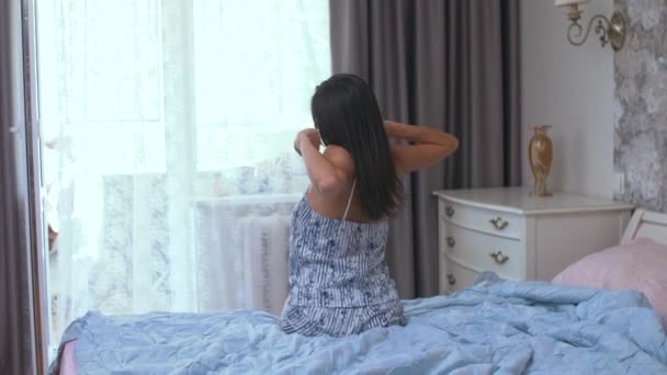 Fille le matin sur le lit — Video