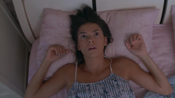 Fille se réveille dans le lit — Video