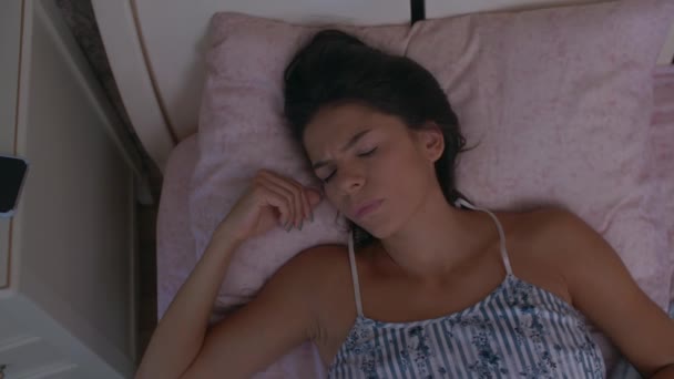 Mädchen wacht im Bett auf — Stockvideo