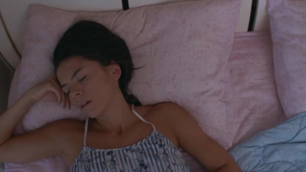 Menina acorda na cama — Vídeo de Stock