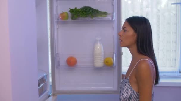 Kız buzdolabından çıkar. — Stok video