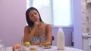 kız bir seçim abur cubur yapar