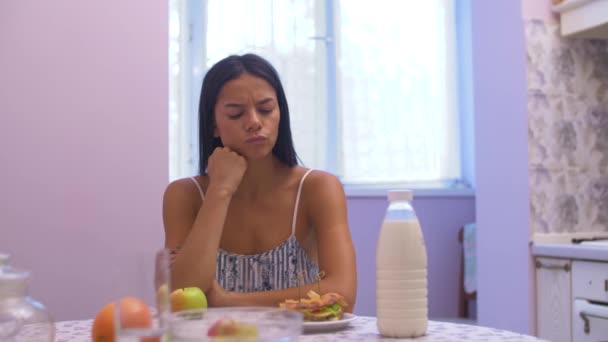 Chica hace una elección comida chatarra — Vídeo de stock