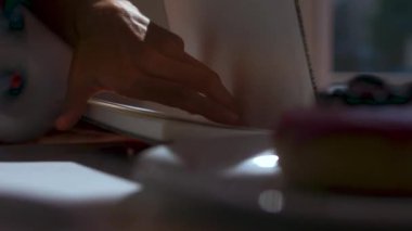 bir kafede kız bir kitap ile yapraklama
