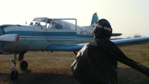 Dziewczyna pilot w pobliżu samolotu — Wideo stockowe