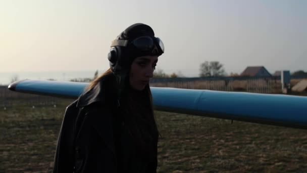 Lány pilóta közel a géphez — Stock videók