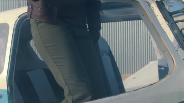 飞机附近的女飞行员 — 图库视频影像