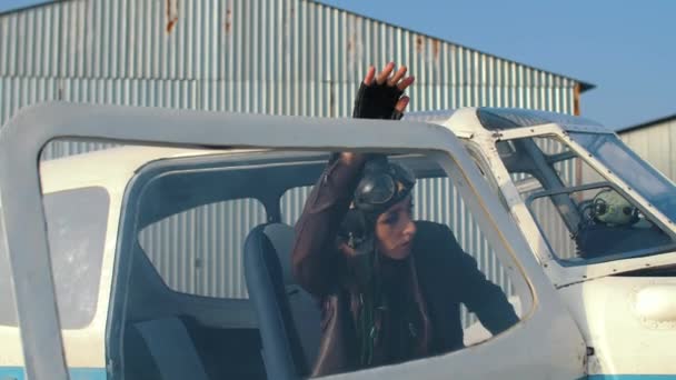 Κορίτσι πιλότος κοντά στο αεροπλάνο — Αρχείο Βίντεο