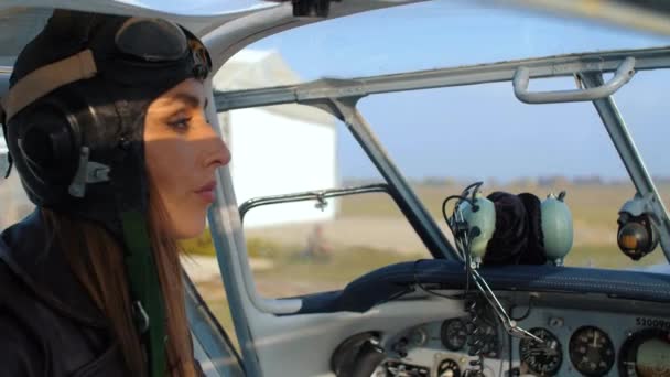 Fille pilote près de l'avion — Video