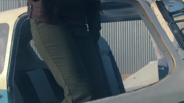 Dziewczyna pilot w pobliżu samolotu — Wideo stockowe