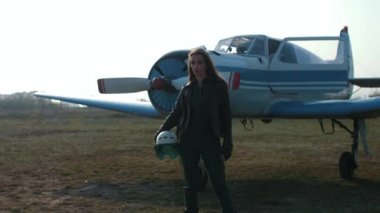 Uçağın yanındaki kız pilot.