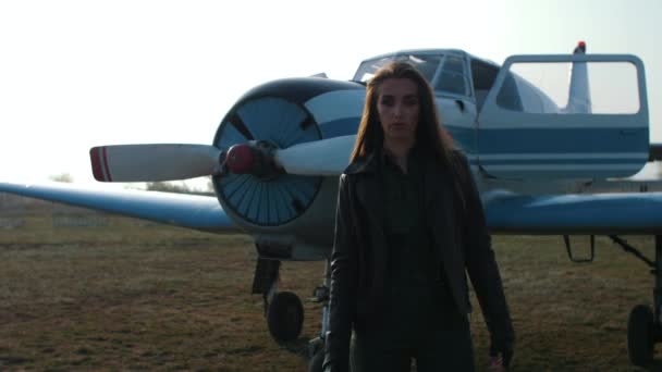 Dívka pilot v blízkosti letadla — Stock video