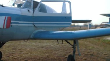 Uçağın yanındaki kız pilot.