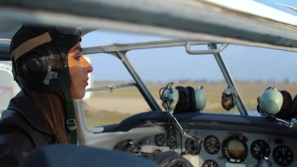 Dziewczyna pilot w pobliżu samolotu — Wideo stockowe