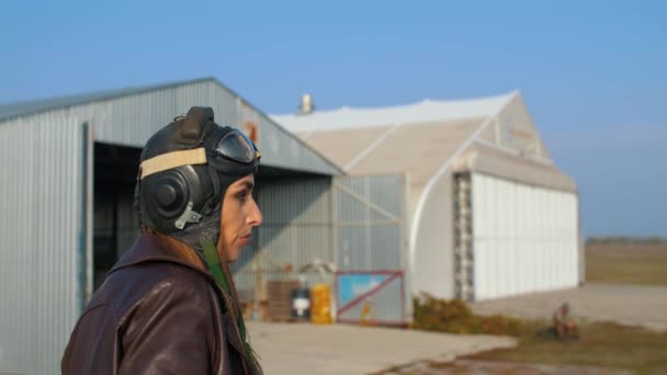 Fille pilote près de l'avion — Video