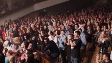 Tiyatro sahnesinde konser