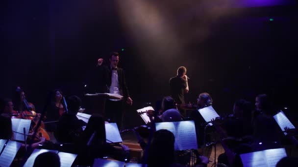 Concert op het podium van het theater — Stockvideo