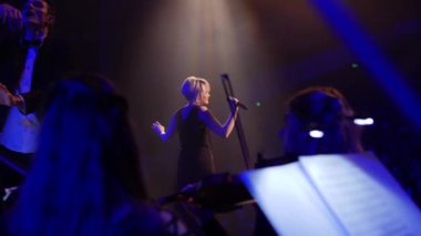 Tiyatro sahnesinde konser