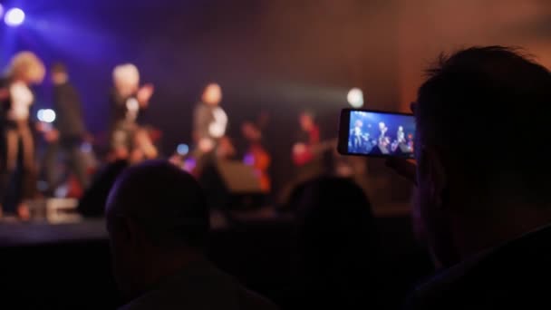 Konzert auf der Bühne des Theaters — Stockvideo