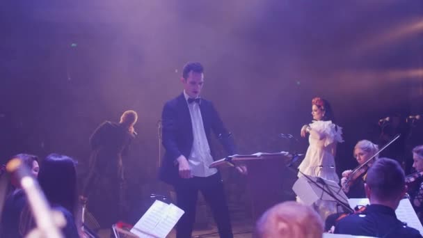 Concert op het podium van het theater — Stockvideo