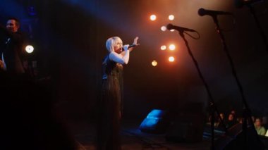 Tiyatro sahnesinde konser