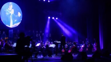 Tiyatro sahnesinde konser