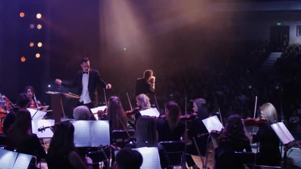 Concert op het podium van het theater — Stockvideo