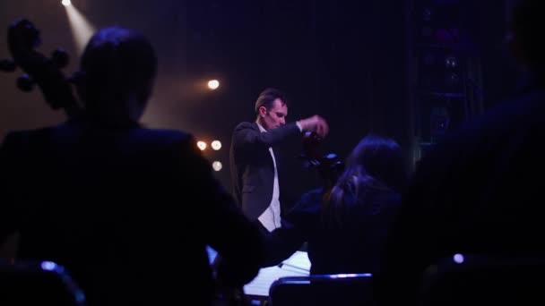 Concert op het podium van het theater — Stockvideo